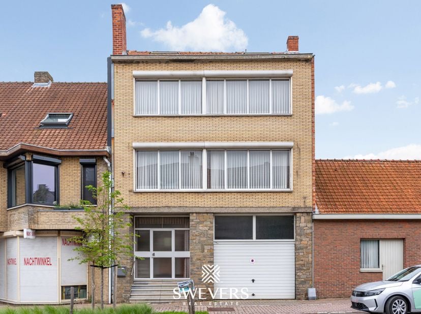 Voor meer info en fotos, surf naar www.swevers.be  Deze gesloten bebouwing op Paalsesteenweg 9 in het centrum van Beringen biedt een mooie kans voor w