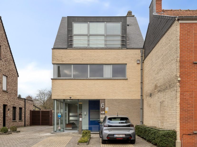 Dit polyvalente handelspand is uitstekend gelegen in het centrum van Geel, in een straat parallel aan de Nieuwstraat. Dankzij de centrale ligging bevi