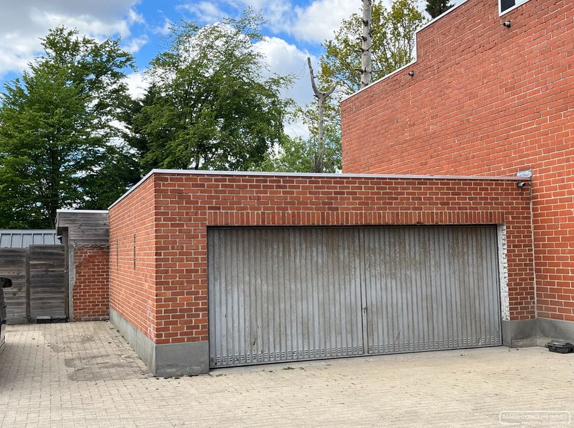 Ruime garage te huur met kantelpoort, afgesloten van de weg via een algemene toegangspoort<br />
Afmetingen: 6 x 7m<br />
Poort: 5m breed op 2m hoog<b