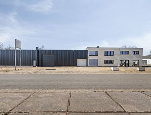                                         Bedrijfsgebouw te koop in Maaseik, € 935.000
