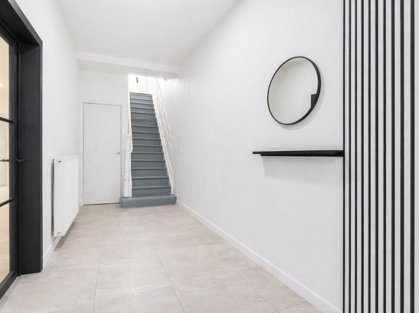 In het hart van Eeklo bevindt zich deze prachtige, volledig gerenoveerde woning die modern wooncomfort perfect combineert met een centrale ligging. Ac