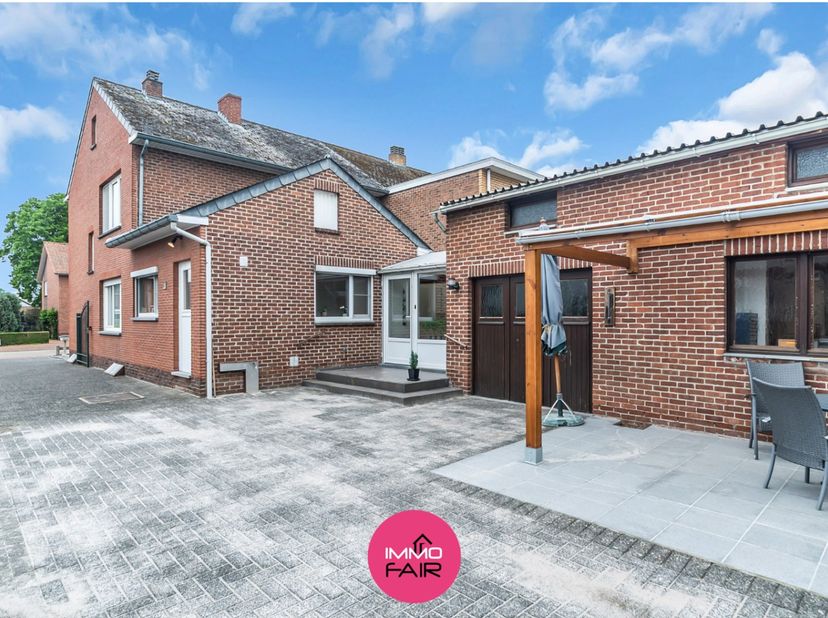 Betaalbare gezinswoning met charmante tuin in rustige woonwijk<br />
<br />
Deze verzorgde halfopen bebouwing aan de Burgemeester Martinstraat 6 in La