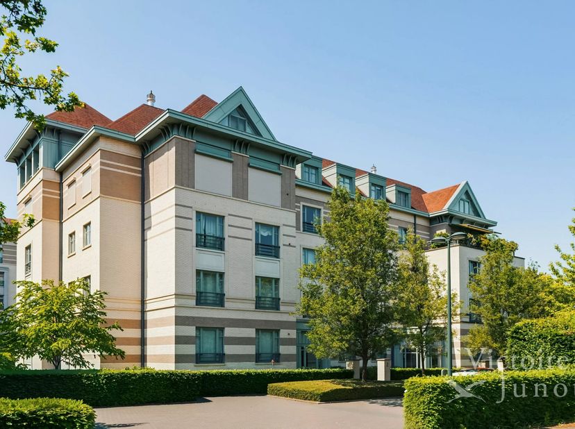 Victoire-Junot nodigt u uit om dit ruime appartement van 131 m² te ontdekken, gelegen in de gewilde Joli-Bois wijk van Woluwe-Saint-Pierre. Dit lichte