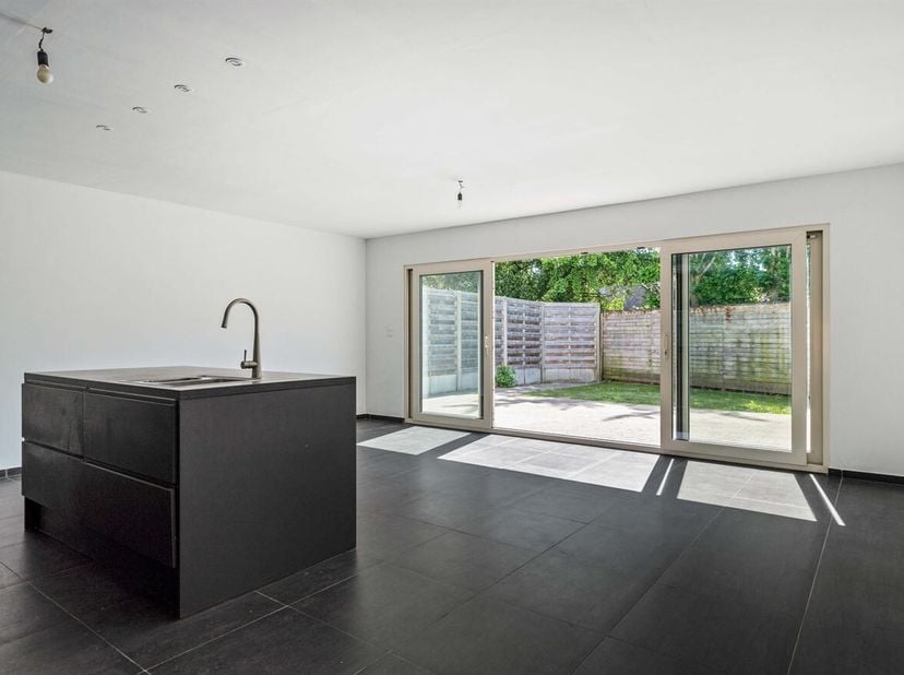 Gezinswoning met 2 slaapkamers (mogelijkheid tot 3) en tuin met carport<br />
Gelijkvloers<br />
Via de inkomhal betreedt u de woning. Aan de voorzijd