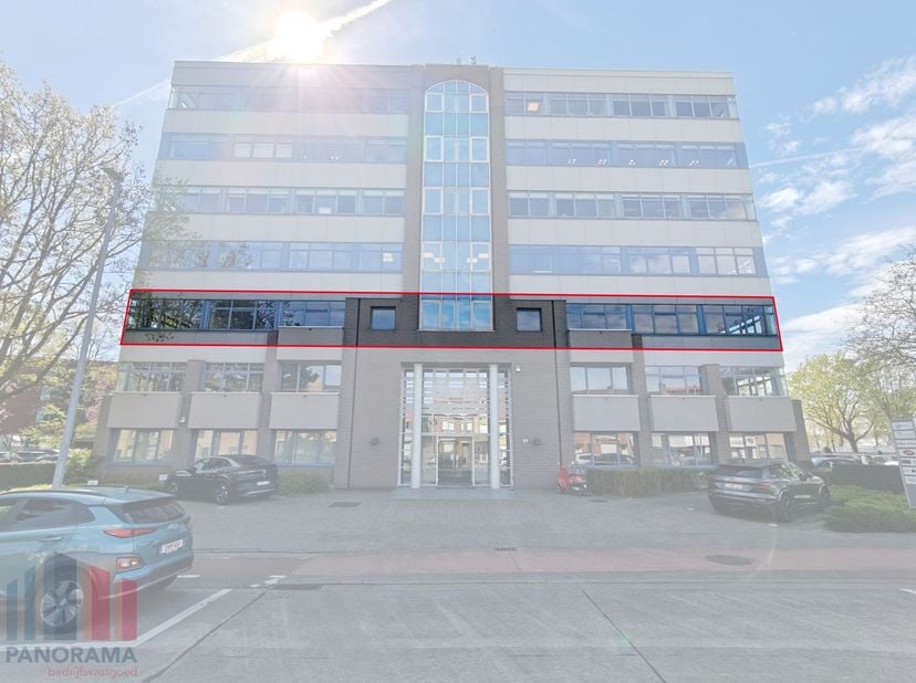 Bent u op zoek naar een kantoorruimte met maximale visibiliteit en uitstekende bereikbaarheid? Dit goed onderhouden kantoorverdiep is gelegen op een u
