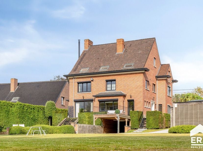 Charmante villa quatre façades située à Gottem, au bord de lancien bras de la Lys dans un environnement verdoyant et paisible. Cette villa rénovée dat
