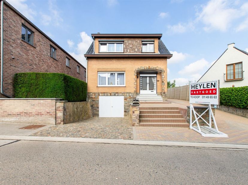 Vrijstaande woning met 3 slaapkamers en westgerichte tuin in Jeuk<br />
Op een perceel van 490 m² bevindt zich deze verzorgde vrijstaande woning met e