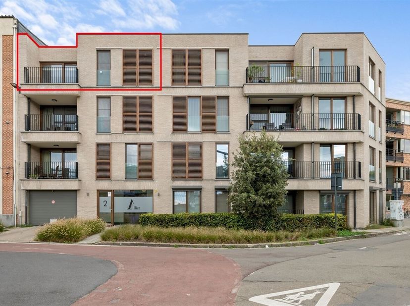 Instapklaar appartement met 2 slaapkamers en terras nabij het centrum van Lier! <br />
Ligging<br />
Op een toplocatie, vlak bij het station van Lier,