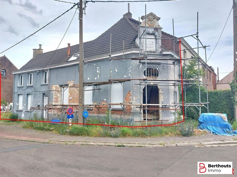 Karaktervolle, volledig te renoveren woning.<br />
Dit project vereist aandacht en investering, maar biedt de mogelijkheid om een authentiek pand voll