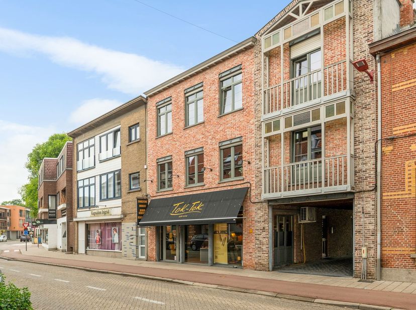 Handelsruimte met winkel en werkplaats (115m²) op commerciële topligging in het centrum van Lint!<br />
<br />
Ligging: Dit handelsgelijkvloers geni