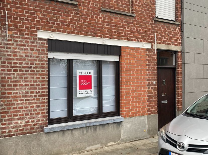 Bestaande uit een inkomhall, living, eetplaats grote keuken met leefruimte, 3 slaapkamers, badkamer, terras, tuin en garagebox.