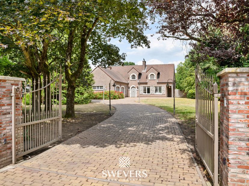 Voor meer info en foto’s, surf naar www.swevers.be – Ontdek deze instapklare open bebouwing aan de Laeremansstraat 21 in Koersel, gelegen op een uitzo