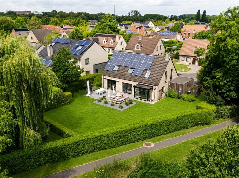 Instapklare en recent gerenoveerde woning met 4 ruime kamers, zuidgerichte tuin en EPC B, rustig gelegen in een doodlopende straat.<br />
Deze hedenda