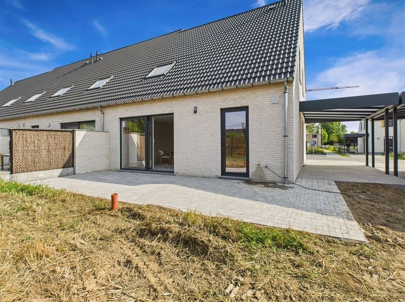 Découvrez cette nouvelle construction du promoteur Deback à Estaimbourg, une maison 3 façades, édifiée sur un terrain de 308m² et orientée plein ouest
