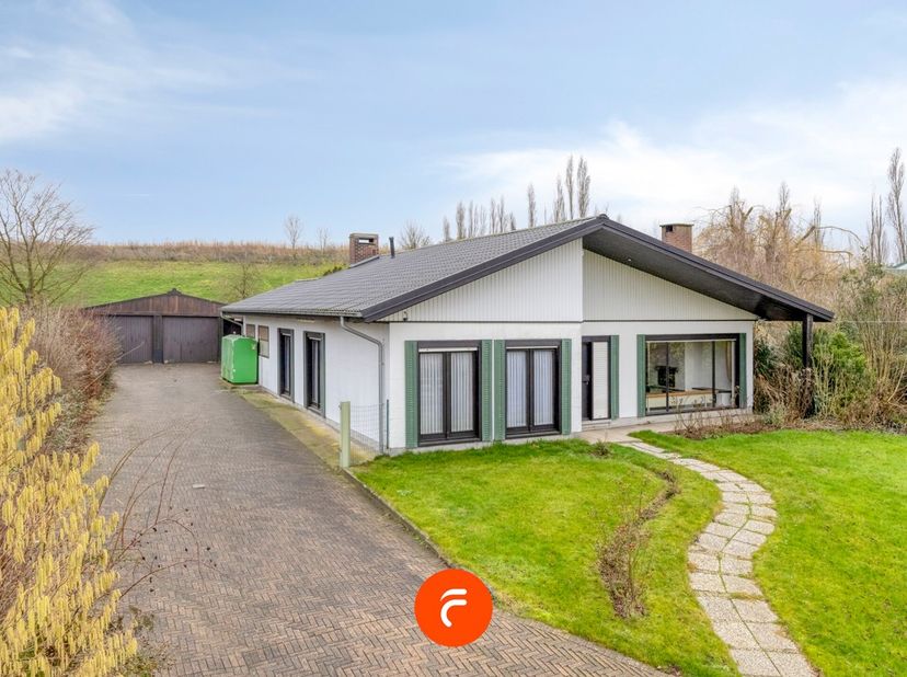 Een vrijstaande en gelijkvloerse woning (BJ: 1971). (Energetisch) te renoveren. Het huis omvat inkomhal, gastentoilet, lichtrijke woonkamer, keuken, a