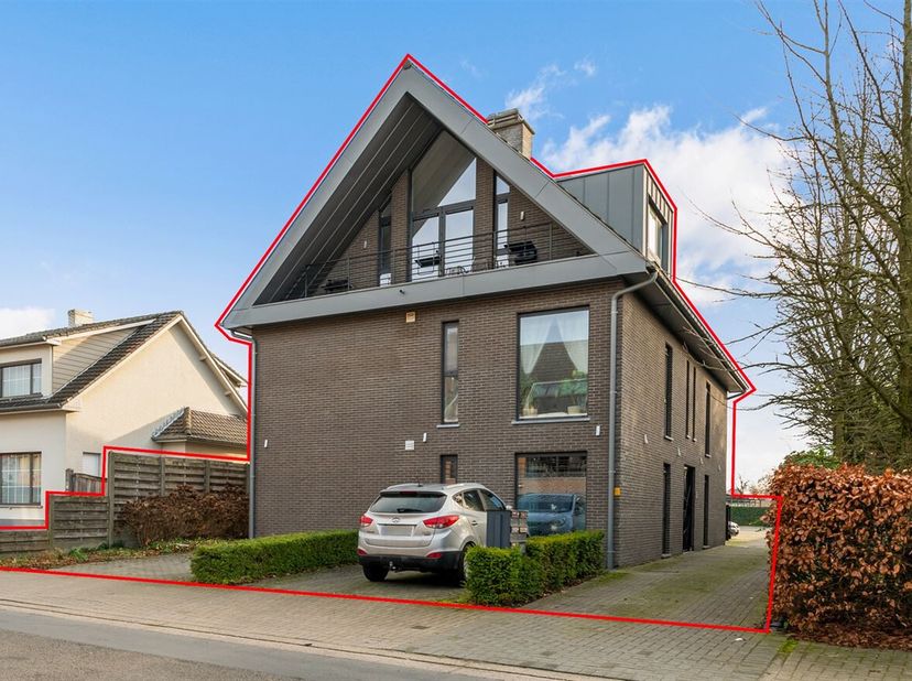 Opbrengsteigendom met 5 appartementen en 6 garages<br />
Op zoek naar een interssante investering? Deze opbrengsteigendom op een toplocatie in Arendon