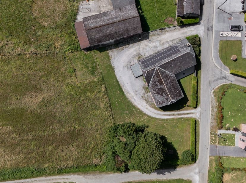 In L'Escaillère (Chimay), in een rustige omgeving die volledige privacy waarborgt, bevindt zich deze karaktervolle eigendom op meer dan 2 hectare, bes