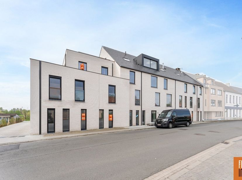 Residentie Kroonevoorde biedt dit LAATSTE tuinappartement aan in het centrum van Handzame.<br />
Hedendaags comfort en een gezellige buitenzone, dit a
