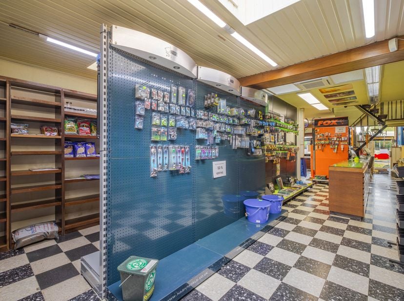 LIGGING<br />
Deze veelzijdige handelswoning met sterke commerciële uitstraling is gelegen aan de Einde Were, op slechts enkele minuten van het histor
