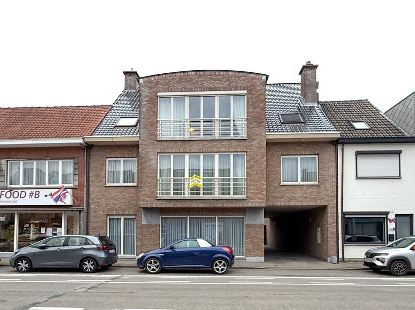 In de Albert Panisstraat 150 in Beveren vind je dit ruime en comfortabele appartement met een praktische indeling en aangename buitenruimte.<br />
<br
