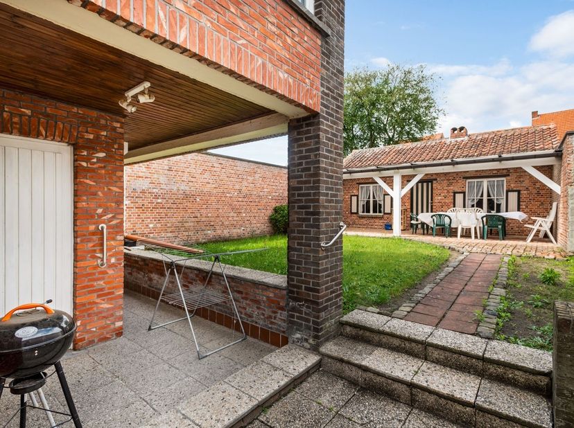 In de winkelstraat van Beerse, bieden wij u een handelspand aan met tuin en een aparte toegang naar de verdieping.<br />
De grondopp. bedraagt ca 480