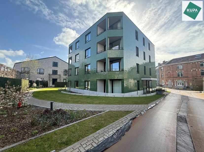 In de Bommelstraat 37A in Gent vindt u deze moderne serviceflat, gebouwd in 2023, met een bewoonbare oppervlakte van 61,78 m². De flat beschikt over é