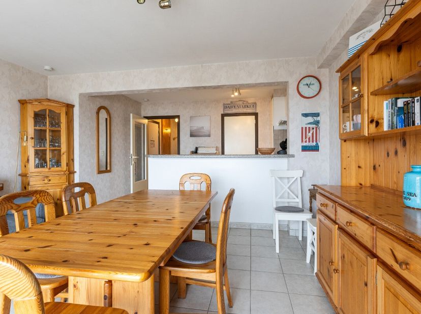 À vendre : appartement sur la digue à Sint-Idesbald, avec une vue imprenable sur la mer et une grande terrasse orientée plein sud. Cet appartement fer