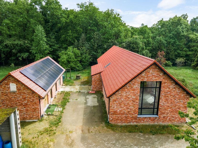 Ferme finie avec annexe prête à être emménagée.<br />
<br />
Située dans une rue calme de Helchteren, cette ferme casco unique est accessible par un