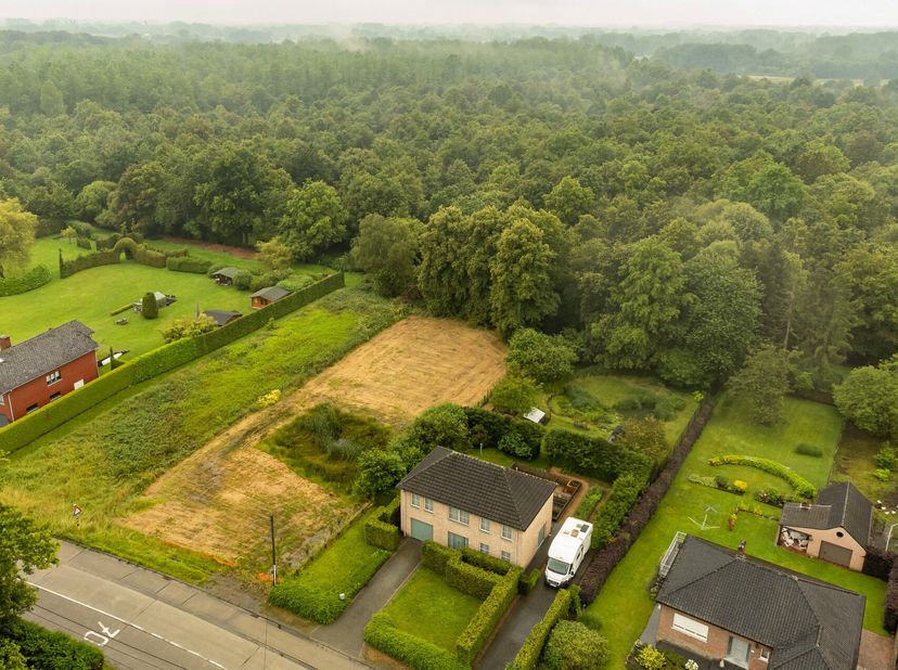Dit ruime perceel grond van 1.570 m²  in Hulshout biedt de mogelijkheid om een prachtige open bebouwing te realiseren. Deze grond heeft een prachtig u