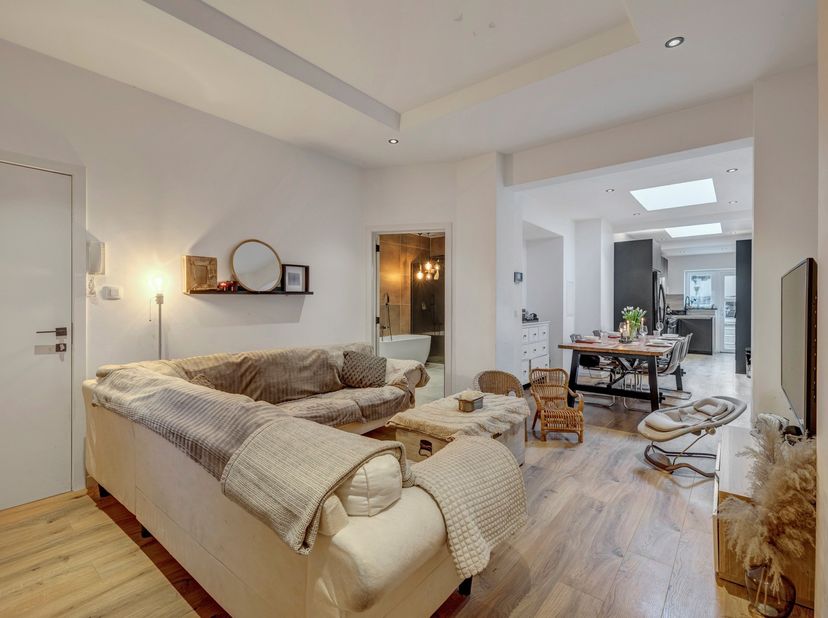 In een rustige straat te Molenbeek bevindt zich dit gerenoveerd gelijkvloers appartement in een kleine residentie zonder syndicus, wat wilt zeggen dat