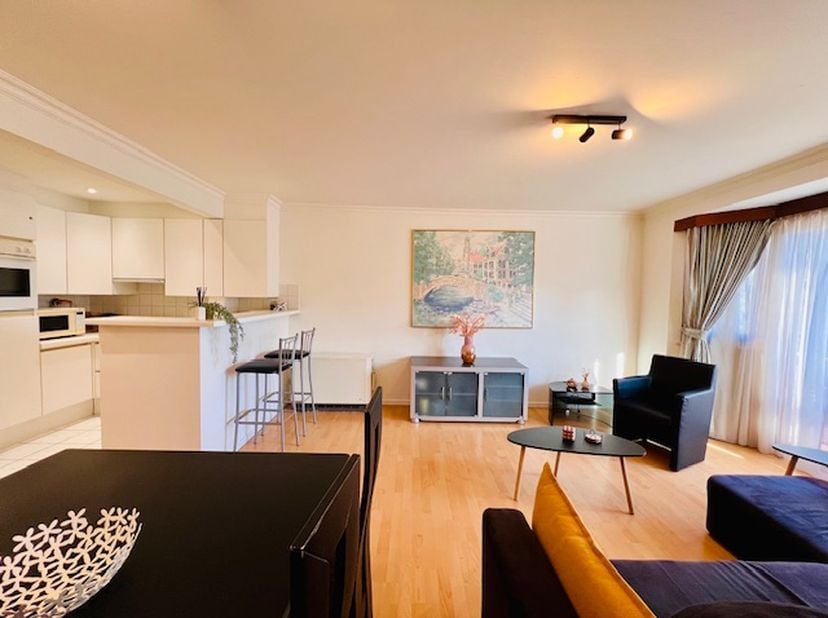 Op slechts 250 meter van het strand en de Zeedijk bevindt zich dit verzorgde appartement met 2 slaapkamers, gelegen in de winkelstraat van Wenduine.<b