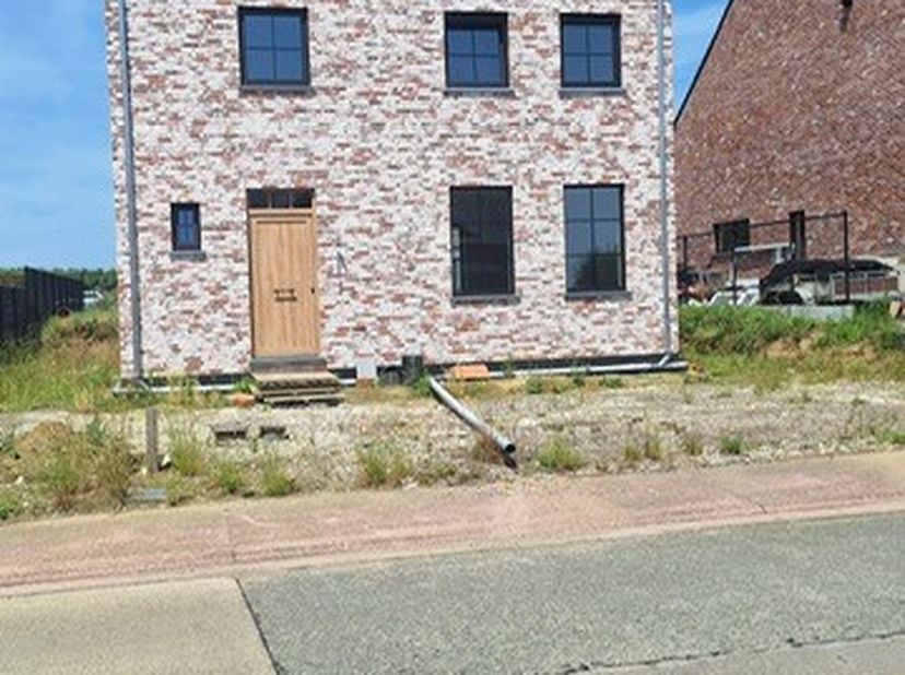 Deze moderne woning wordt volledig afgewerkt en is instapklaar tegen mei/juni 2026. Ze combineert hedendaags wooncomfort met een doordachte indeling e