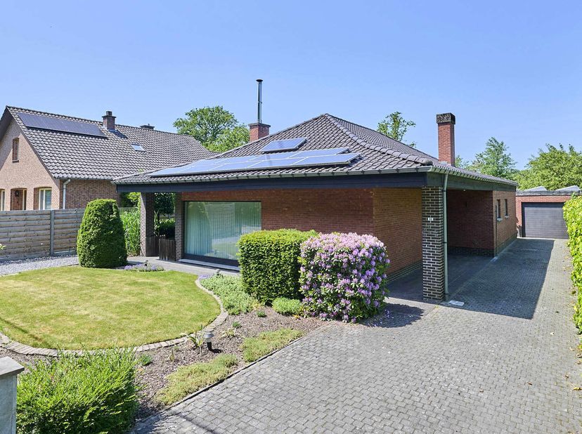 Deze gelijkvloerse gezinswoning is gelegen op een knap perceel van 9,09 are in een bosrijke omgeving. De woning beschikt over 3 slaapkamers. Ruimtes a
