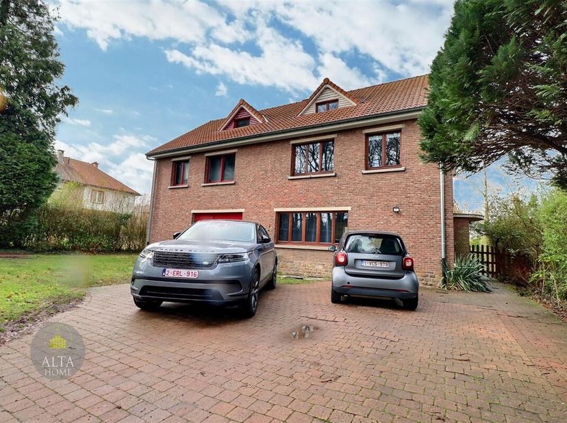 Superbe maison bien entretenue de 181 m² (PEB) et avec 3 places de parking à l'avant et un très grand jardin + terrasse à l'arrière. Elle est idéaleme