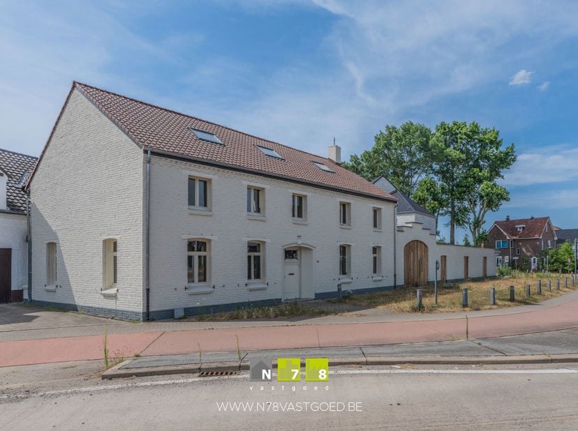 KARAKTERVOLLE RUIME WONING INCLUSIEF PRAKTIJKRUIMTE OP EEN PERCEEL VAN 5A74CA TE DILSEN-STOKKEM (ELEN) <br />
TROEVEN<br />
- Ideale commerciële liggi