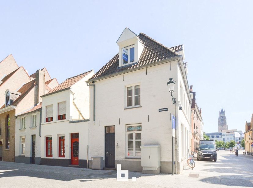Zeer mooi afgewerkte  studio in het centrum van Brugge. De studio beschikt over een eet- en zitplaats, ingerichte keuken badkamer met douche en toilet