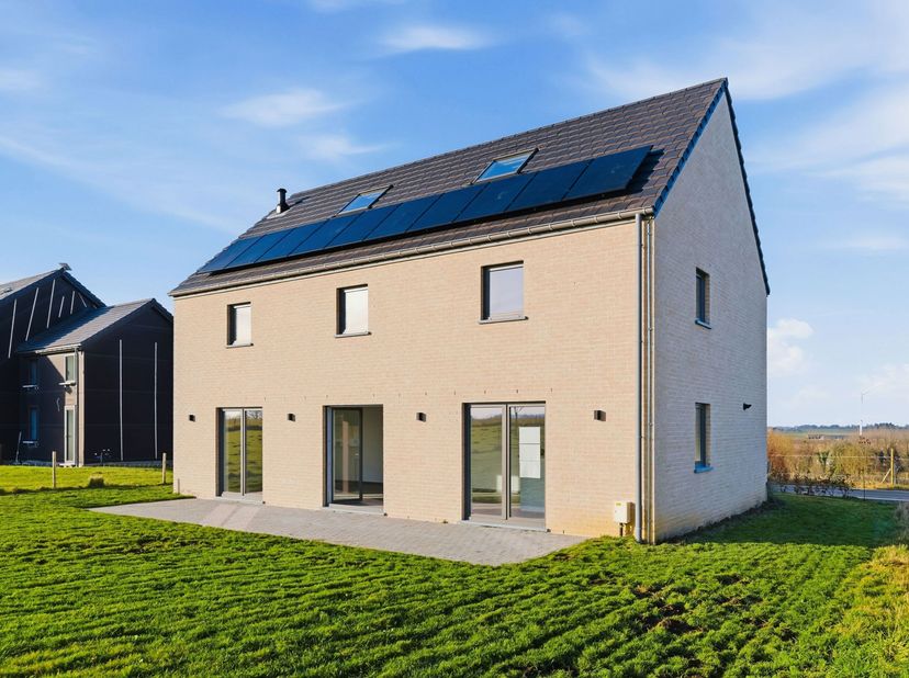 SOREE, dans un cadre calme et verdoyant, jolie MAISON neuve (3CH/2SDB/1BUR) avec jardin, terrasse et carport. Elle se compose d’un hall grand d’entrée