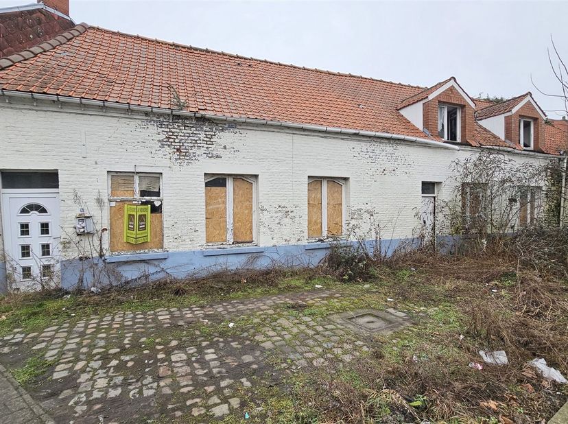 SOUS OPTION - PLUS DE VISITE - Maison à restaurer comprenant: <br />
<br />
Rez: Un grand plateau de +/- 100 m², cour, jardin.<br />
<br />
Etage: