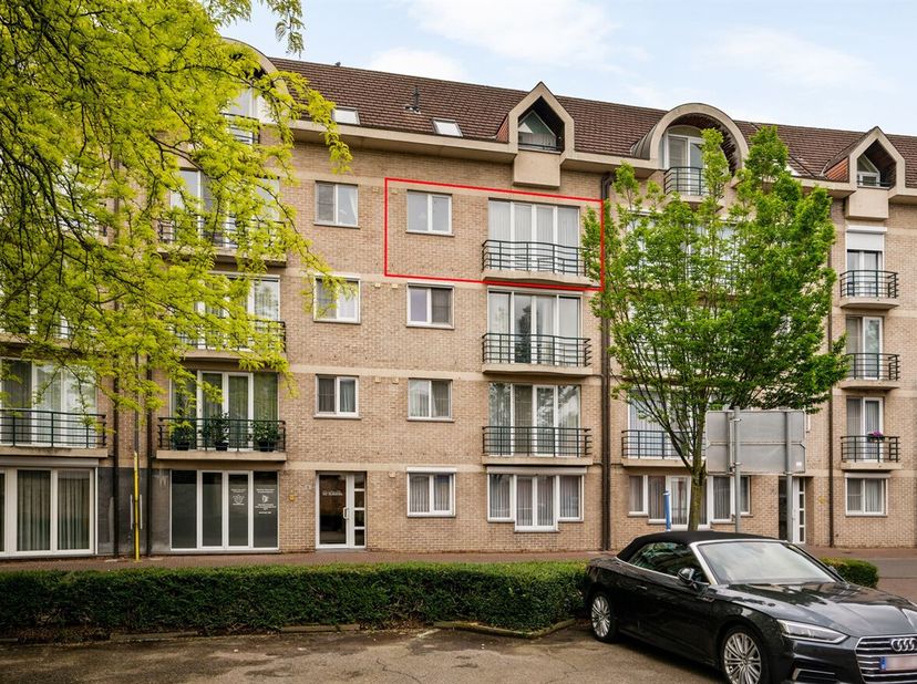 Ruim 2-slaapkamerappartement met balkon en garage in Mol<br />
Locatie: Het appartement is gelegen aan de Edmond Van Hoofstraat 5 in Mol, op een centr