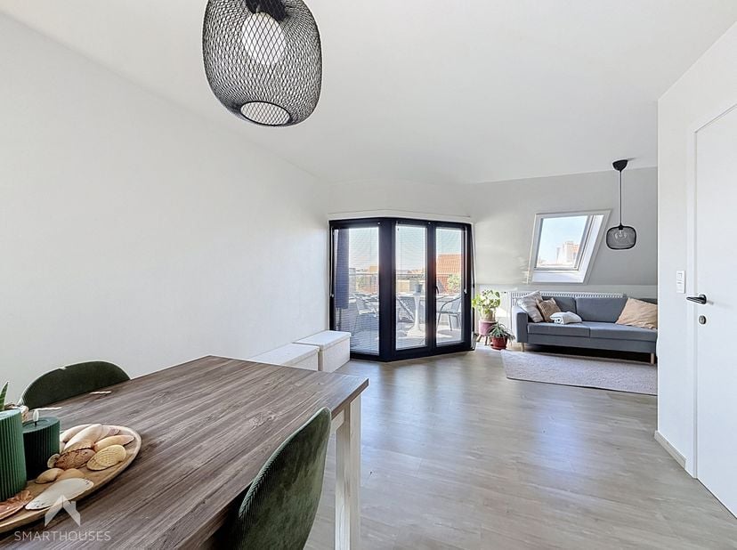 Mooi afgewerkt en instapklaar duplex appartement gelegen in een kleinschalige residentie op wandelafstand van het strand, het treinstation en diverse
