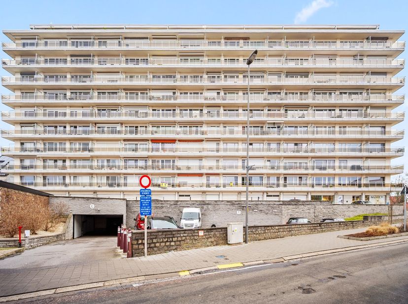 Dit appartement is goed gelegen in het centrum van Tienen met alle benodigdheden vlakbij (winkel, school,...). Zeer makkelijk bereikbaar via E40 (Luik
