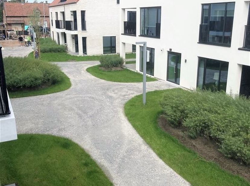 Magnifiek GEMEUBELDE assistentiewoning met zonnig terras. <br />
Deze assistentiewoning is praktisch gelegen in het residentiële Varsenare op wandelaf