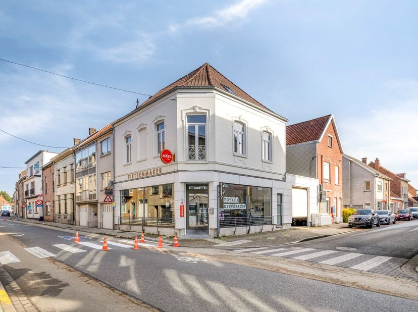 Veel visibiliteit en lichtrijk appartement met aparte ingang ...<br />
In het centrum van Wevelgem bevindt zich dit veelzijdige handelspand met woonst