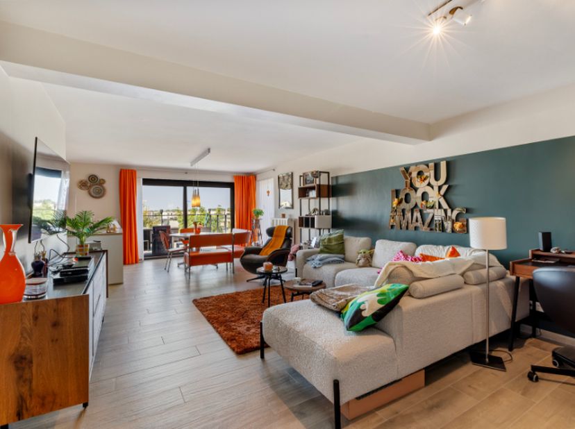 Cet appartement situé au premier étage d’un immeuble à taille humaine bénéficie d’un emplacement idéal, à seulement quelques minutes du port de plaisa