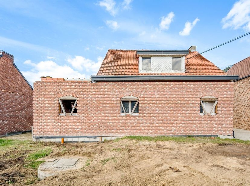 Ruwbouwwoning met tal van mogelijkheden op rustige ligging in Balen<br />
Op zoek naar een woning die u volledig naar eigen smaak kan afwerken? De won