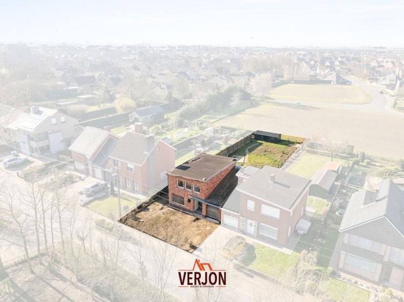Kijkdag op 18/06/2026 van 18 tot 19 uur!<br />
<br />
Ontdek deze ruime, verder af te werken woning op een perceel van 612 m², ideaal voor wie zijn dr