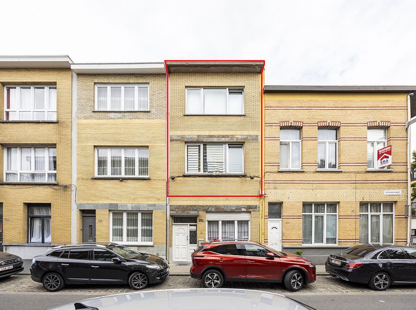 DUPLEXAPPARTEMENT<br />
<br />
Ruim duplexappartement bestaande uit: hal met trap, woonkamer, keuken, badkamer en toilet, drie slaapkamers en terras.