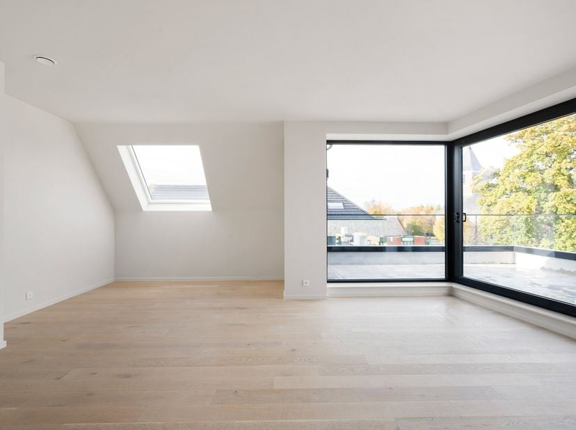 Dit ruime appartement op de tweede verdieping biedt een prachtig uitzicht over het groene landschap van Oosteeklo. Grote raampartijen zorgen voor veel