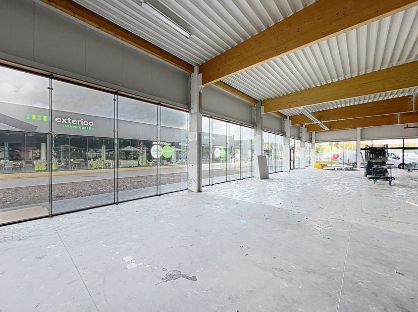 Benaderende OPPERVLAKTEN:<br />
Winkelruimte: ± 450m²<br />
Voldoende gemeenschappelijke parkeerplaatsen.&amp;nbsp;<br />
<br />
INDELING:<br />
Open wink