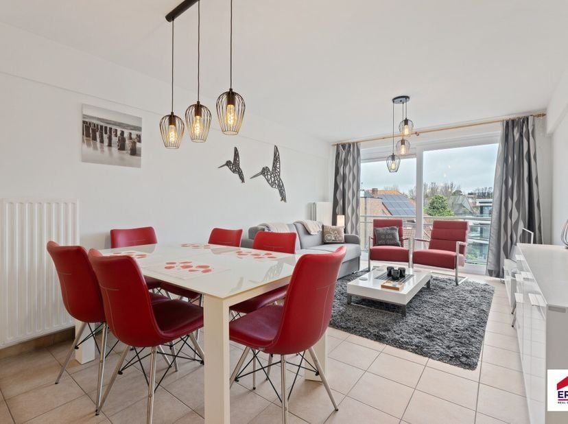 Te koop: verzorgd appartement in Koksijde, centraal maar toch rustig gelegen, met een ruim terras en mooi open zicht. Dit appartement, gebouwd in 1996